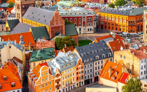 Blick auf bunte Gebäude und Kirchen einer Altstadt aus der Vogelperspektive.
