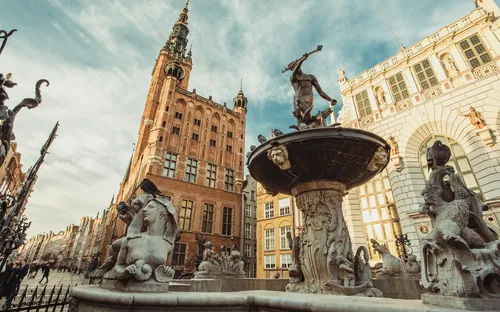 Neptunbrunnen und Rechtstädtisches Rathaus in Danzig im Winter.