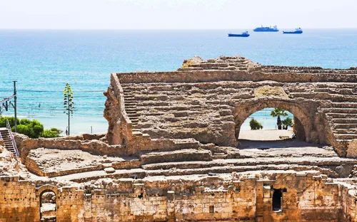 Ruinen eines römischen Amphitheaters am Meer.