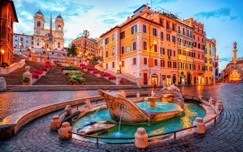 Spanische Treppe und Fontana della Barcaccia bei Sonnenuntergang in Rom.