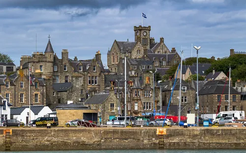Historische Gebäude und Boote im Hafen von Lerwick, Shetland-Inseln.