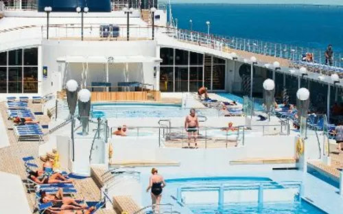 Pooldeck der MSC Lirica mit Liegestühlen und badenden Gästen.
