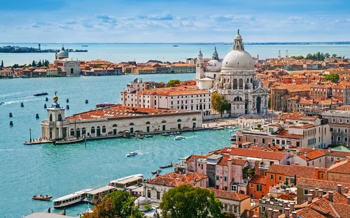 Blick auf Venedig mit der Basilica di Santa Maria della Salute und dem Canal Grande.