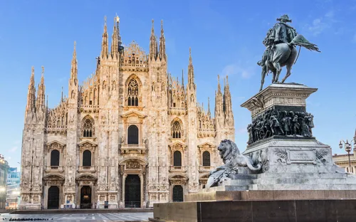 Mailänder Dom und Reiterstatue bei klarem Himmel auf der Piazza Duomo in Mailand, Italien.