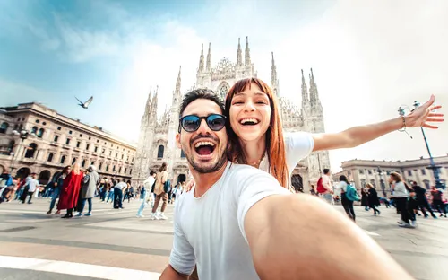 Paar von Touristen macht ein Selfie vor dem Mailänder Dom auf der Piazza Duomo in Mailand, Italien.