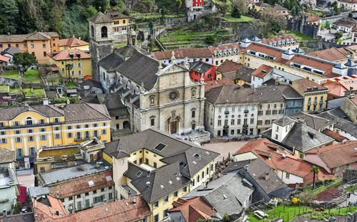 Historische Stadtansicht mit Kirche und bunten Gebäuden.