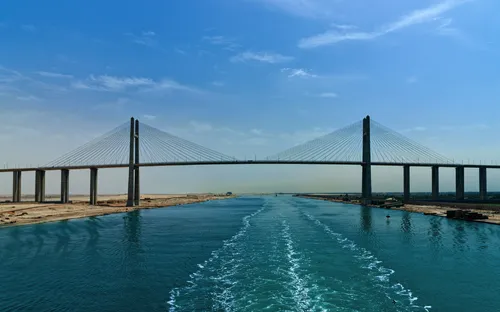 Brücke über einen breiten Fluss unter klarem Himmel.