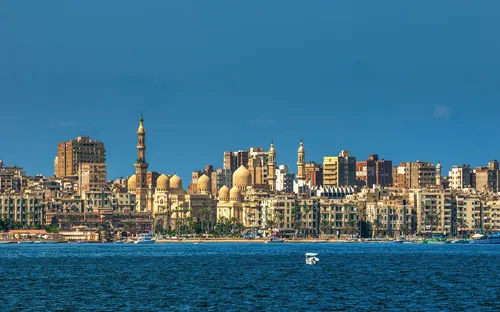 Stadtansicht von Alexandria, Ägypten, mit dem Mittelmeer im Vordergrund.