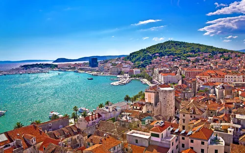 Blick auf die Altstadt und den Hafen von Split, Kroatien, bei sonnigem Wetter.