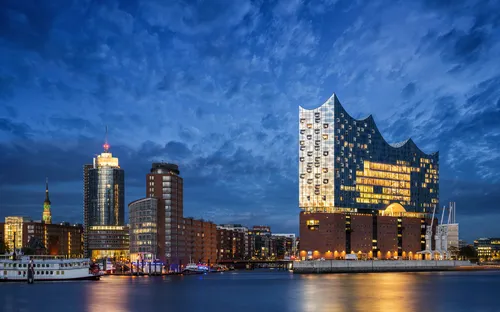 Hamburger Hafen mit Elbphilharmonie bei Sonnenuntergang.