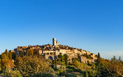 Skyline von Saint-Paul-de-Vence, einem malerischen Bergdorf in der Region Provence-Alpes-Côte d’Azur, Frankreich.