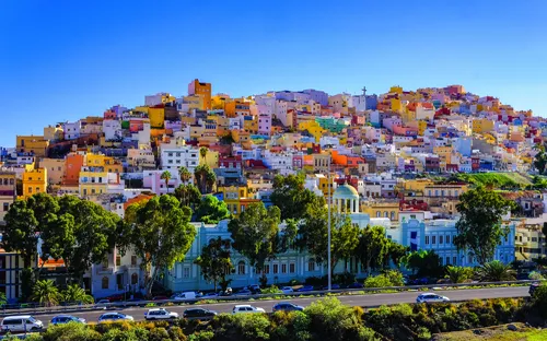 Bunte Häuser auf einem Hügel in Las Palmas, Gran Canaria.