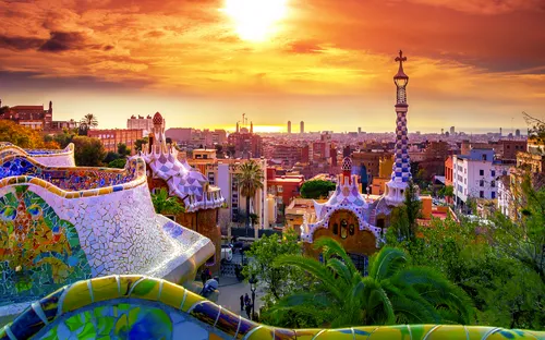 Sonnenuntergang über dem Park Güell in Barcelona mit Stadtblick.