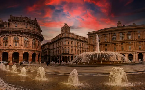 Platz mit Brunnen und historischen Gebäuden bei Sonnenuntergang.