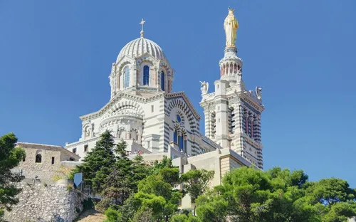 Basilika Notre-Dame de la Garde in Marseille umgeben von Bäumen