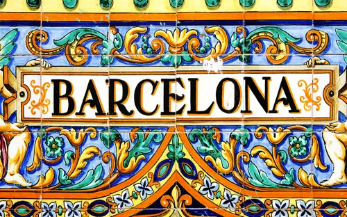 Mosaik in Barcelona mit buntem Design und dem Wort 