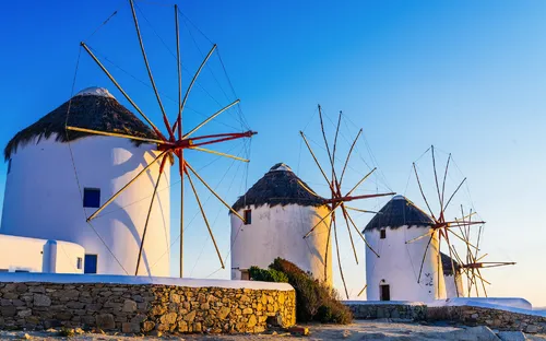 Windmühlen auf der Insel Mykonos in den Kykladen, Griechenland, mit Blick auf das Ägäische Meer.