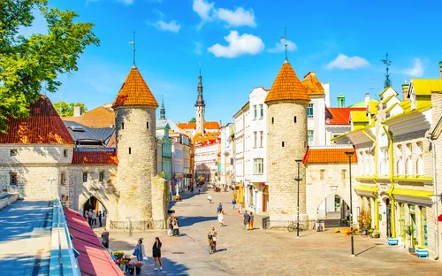 Viru-Tortürme in der Altstadt von Tallinn, Estland, an einem sonnigen Tag.
