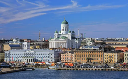 Helsinki mit Kathedrale und Hafen bei klarem Himmel.