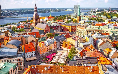 Stadtansicht von Riga, Lettland mit Fluss im Hintergrund.