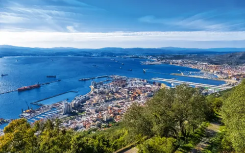 Wunderschöner Blick auf eine Küstenstadt mit Hafen und vielen Gebäuden.