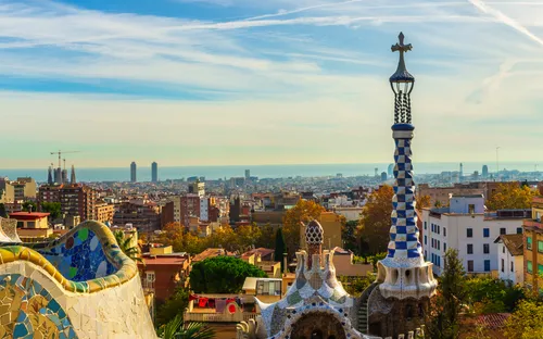 Park Güell in Barcelona mit Stadtblick im Hintergrund an einem sonnigen Tag.