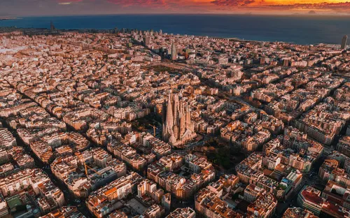 Luftaufnahme von Barcelona bei Sonnenuntergang mit Blick auf die Sagrada Família.