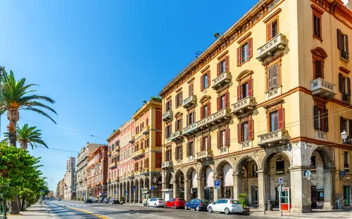 Historische Gebäude in der Via Roma in Cagliari auf Sardinien, Italien.
