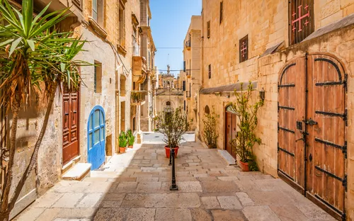 Historisches Stadtzentrum von Valletta, Malta, mit engen Gassen und traditioneller Architektur.
