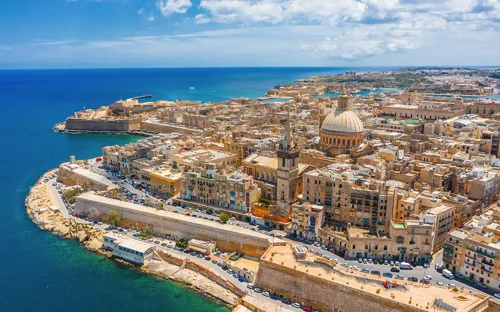 Blick auf Valletta mit der Kirche Lady of Mount Carmel und St. Paul’s Kathedrale, Malta.