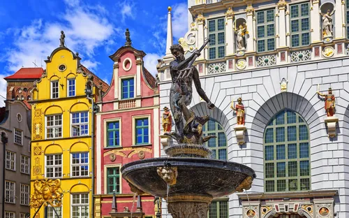 Neptunbrunnen vor farbenfrohen historischen Gebäuden in der Altstadt von Danzig, Polen.