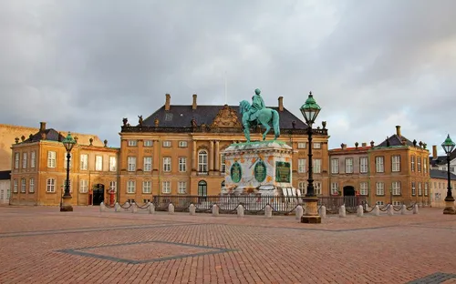 Schloss Amalienborg mit Reiterstatue in Kopenhagen, Dänemark.