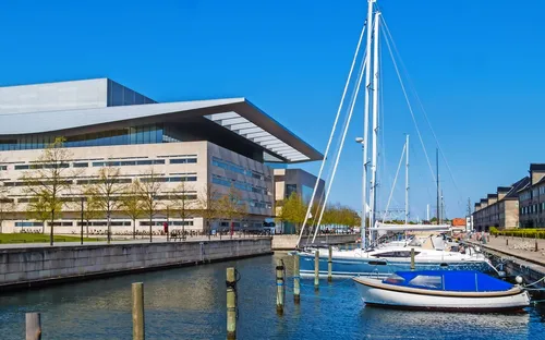 Moderne Hafenarchitektur mit Yachten bei klarem Himmel.