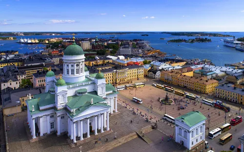 Luftaufnahme des Senatsplatzes und Doms in Helsinki, Finnland.