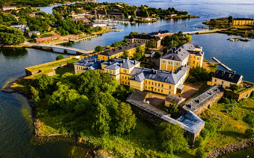 Luftaufnahme der Suomenlinna Festung in Helsinki, Finnland, mit umliegendem Wasser und Landschaft.