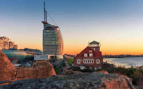 Gebäude am Flussufer in Bremerhaven bei Sonnenuntergang.