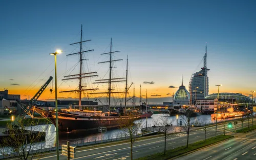 Historisches Segelschiff im Hafen bei Sonnenuntergang.