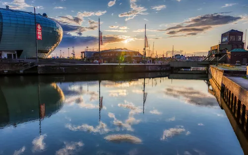 Hafen mit Sonnenuntergang und spiegelndem Wasser
