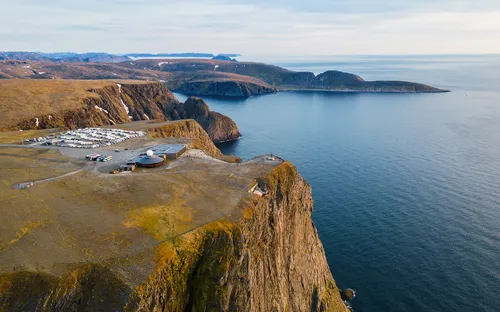 Klippen mit Aussichtspunkt und Meer im Hintergrund bei Nordkap, Norwegen.