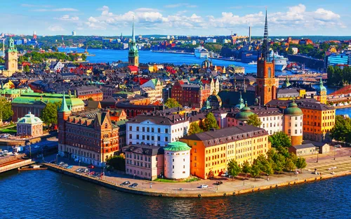 Panoramablick auf die Altstadt von Stockholm mit bunten Gebäuden und Wasserstraßen.