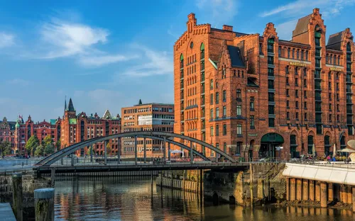 Historische Backsteingebäude und Brücke in der Speicherstadt bei Sonnenschein