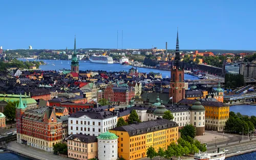 Luftaufnahme von Stockholm mit Gebäuden, Wasser und Booten.