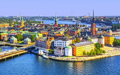 Panorama von Stockholm mit Wasserfront und historischen Gebäuden.