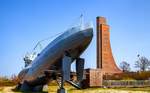 U-Boot-Denkmal und U-Boot-Museum bei strahlend blauem Himmel