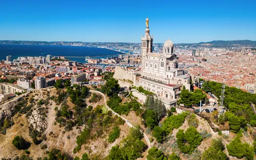 Panoramablick auf Marseille und die Basilika Notre-Dame de la Garde.