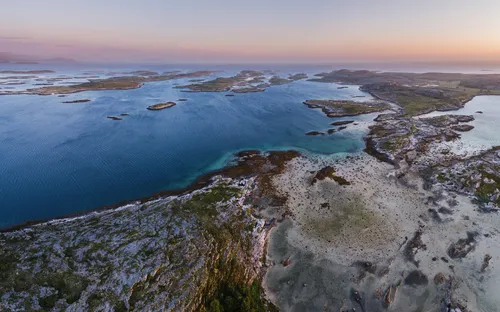 Luftaufnahme eines Gezeitengebietes an der norwegischen Küste in der Nähe der Stadt Brönnöysund.