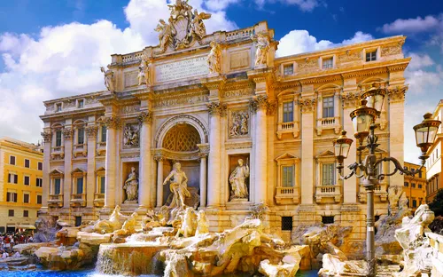 Trevi-Brunnen in Rom bei sonnigem Wetter.