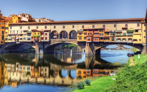 Brücke Ponte Vecchio über den Arno in Florenz mit bunten Gebäuden.