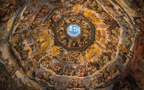Deckenfresko in einer kunstvoll bemalten Kuppel mit religiösen Szenen.