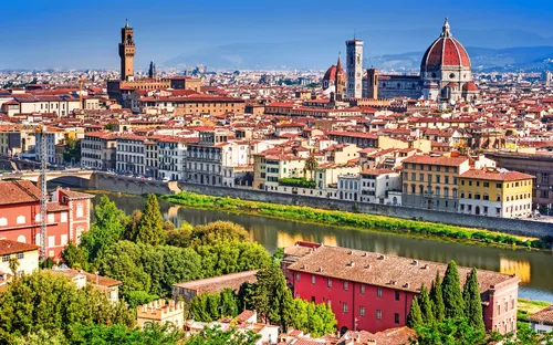 Panorama von Florenz mit Dom und Arno-Fluss im Vordergrund.